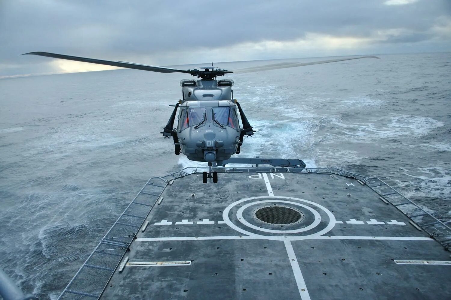 False targets. Британский вертолет. Nh90 фото. В западную Двину вертолёт. Australian Aerospace.