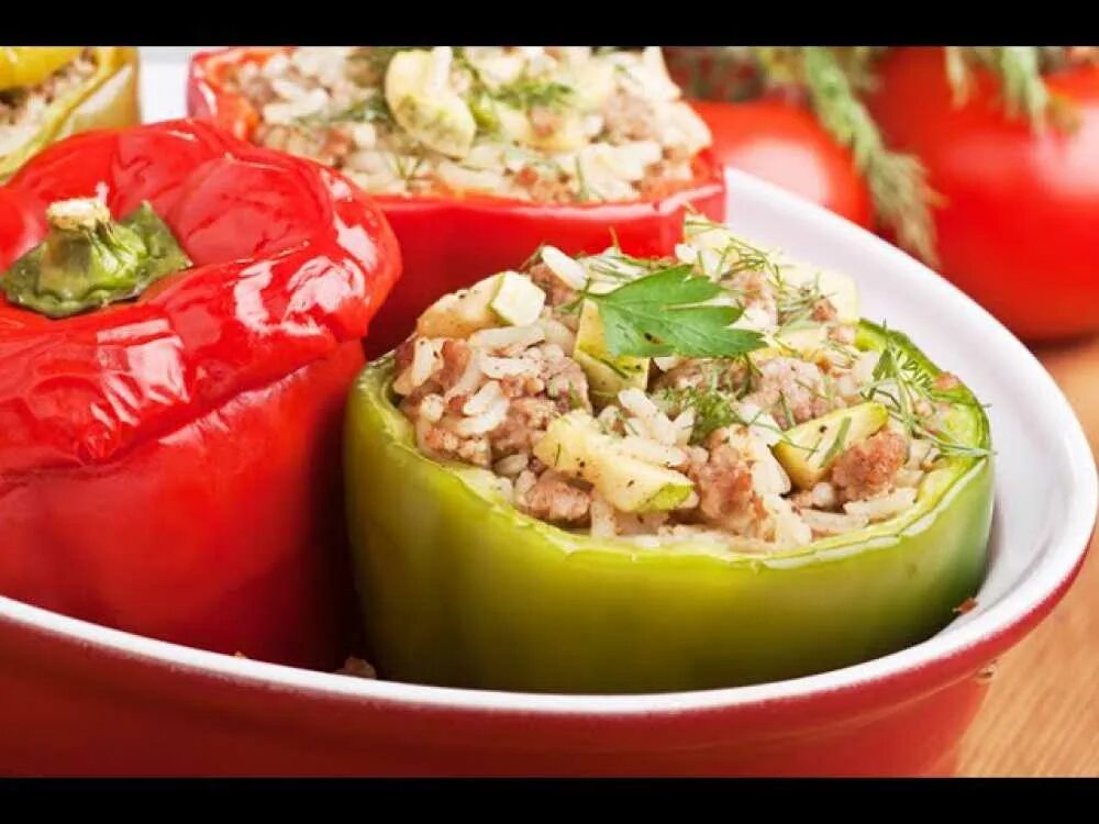 Рецепт перец с рисом и овощами. Перец фаршированный. перец фаршированный мясом и рисом. болгарский перец фаршированный. перец болгарский фаршированный мясом.