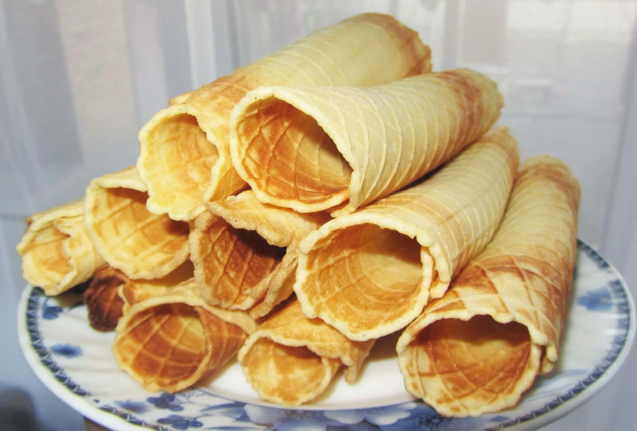 вафли домашние. вкусные трубочки. вафли трубочки домашние. трубочки со сгущенкой. вафельные трубочки в электровафельнице.