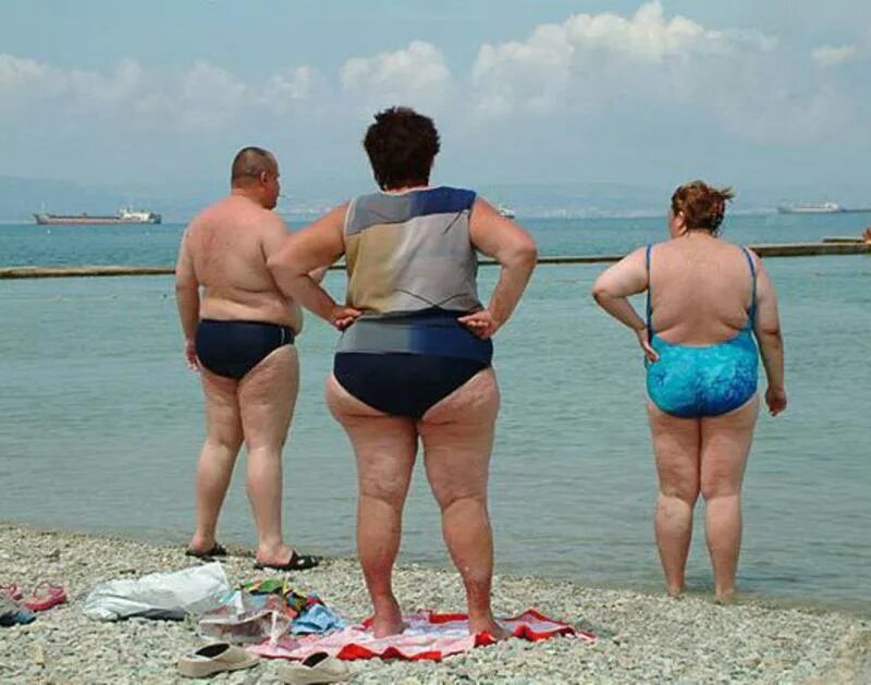 Вроде толстых. Полные люди на пляже. Женщины с ожирением на пляже.