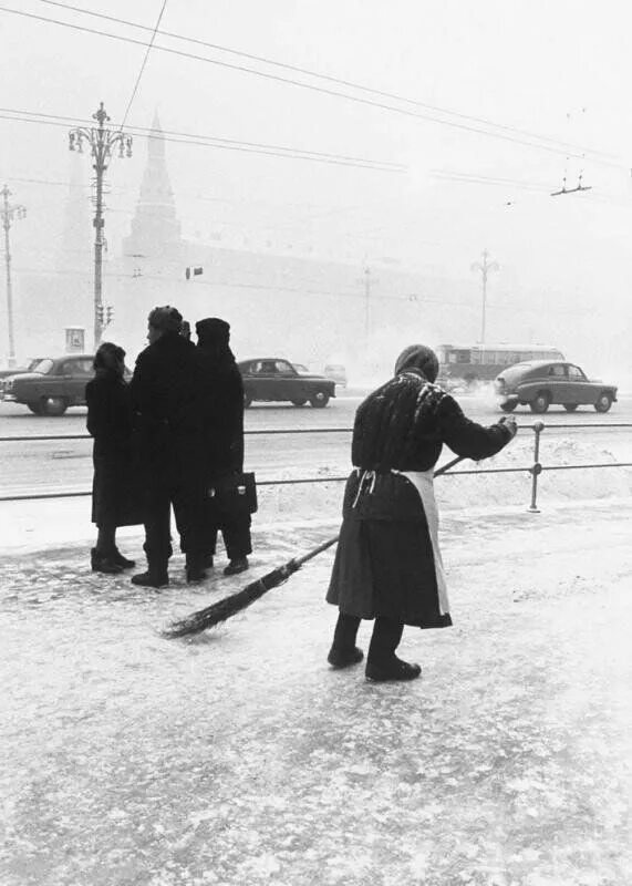 Снежок ссср. Дворник СССР. Снегопад СССР. 1959 Год СССР зима. Дворник в советское время.