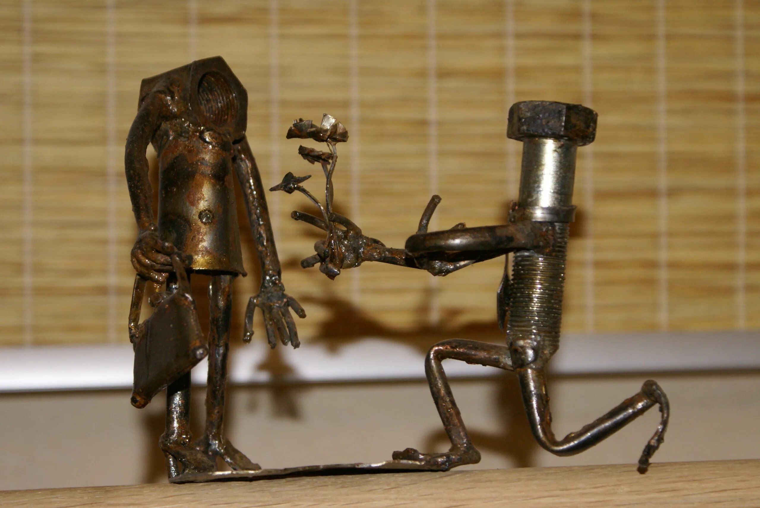 самодельные фигурки. фигуры из металлических деталей. статуэтки из металлолома. сувениры из болтов. сувениры из гаек.