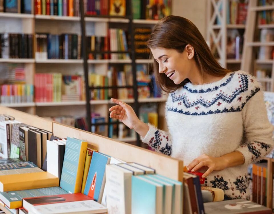 Люди в книжном магазине. Покупатели в книжном магазине. Покупатель в книжном. Продавец книг. Shopping books 7