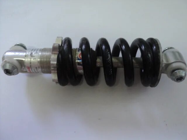 резиновые демпферы для мотоциклов. мотоцикл с красным амортизатором. амортизатор 7. амортизатор 7. демпфер желтого цвета цилиндрический.