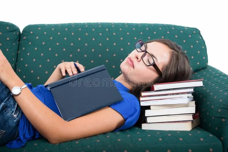 Спящие девушки студентки. Студентки спят. Человек спит за столом. Спит читатель. Спящие девушки студентки.