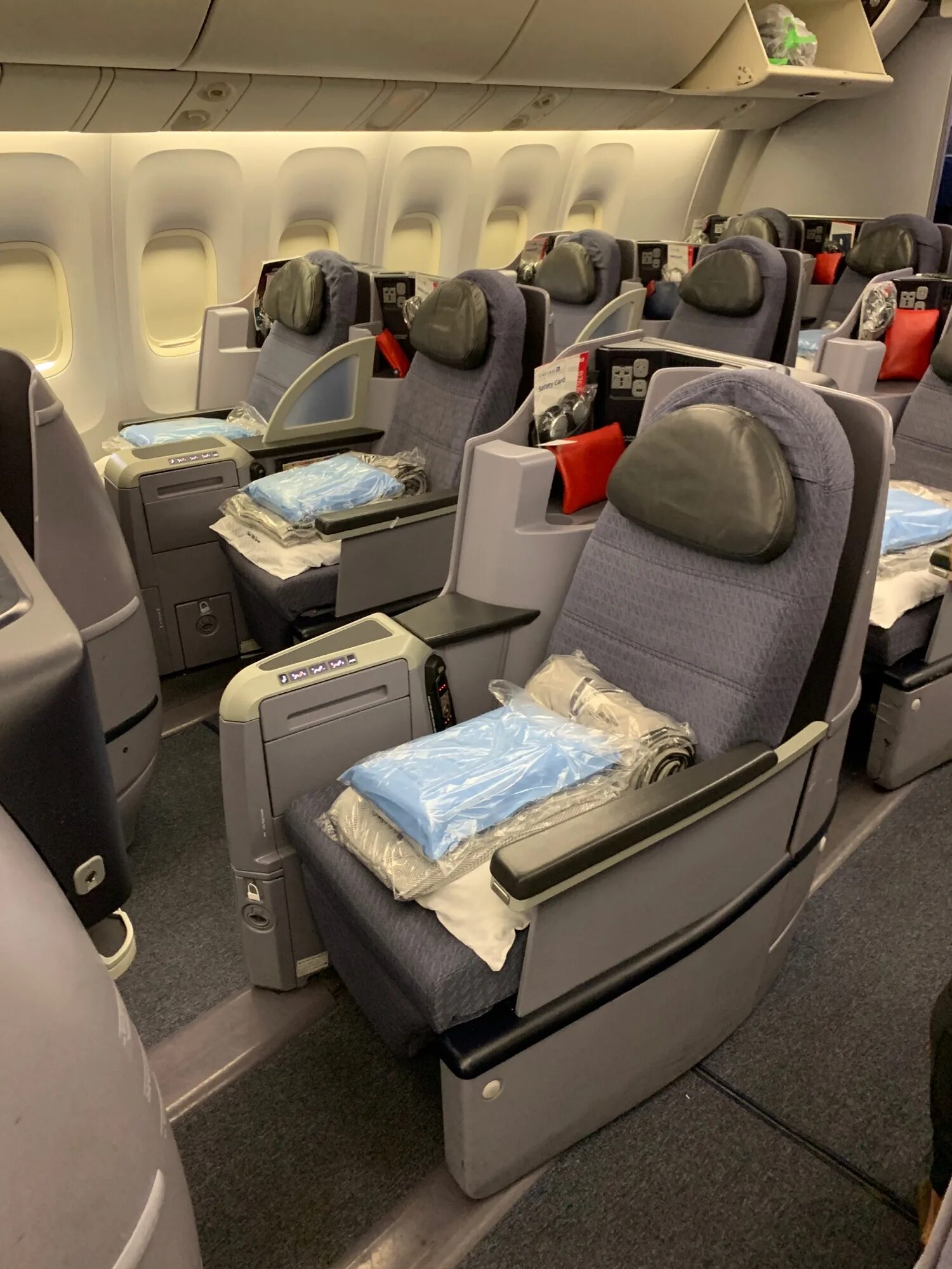 Economy plus. Economy plus. Салон боинг 737-82r. Boeing 767-300 салон бизнес класса. Боинг 737-800 аэрофлот салон.
