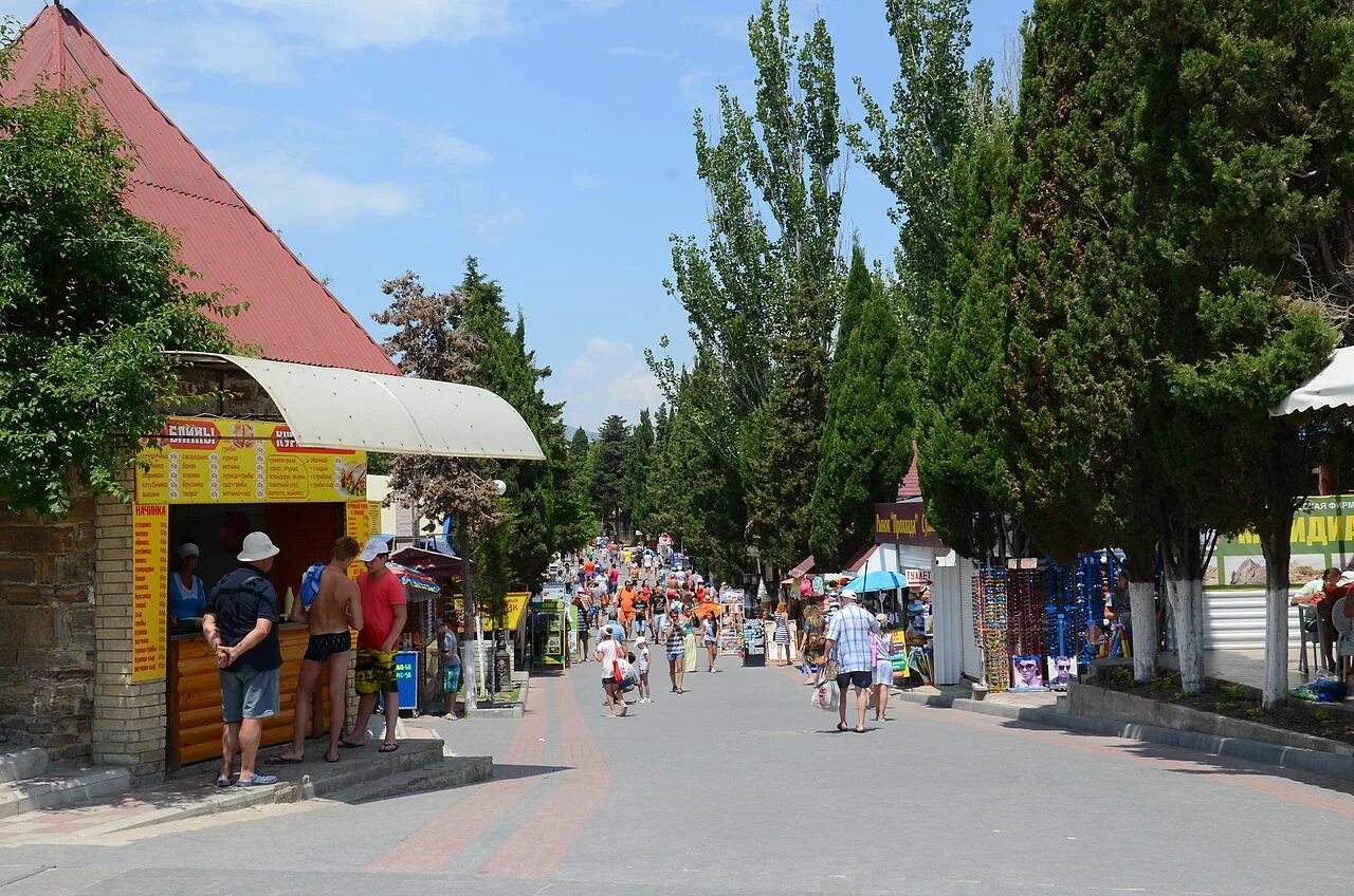 Кипарисовая аллея судак. Аллея кипарисов судак. Курортный городок судак. Достопримечательности судака кипарисовая аллея. Аллея кипарисов судак.