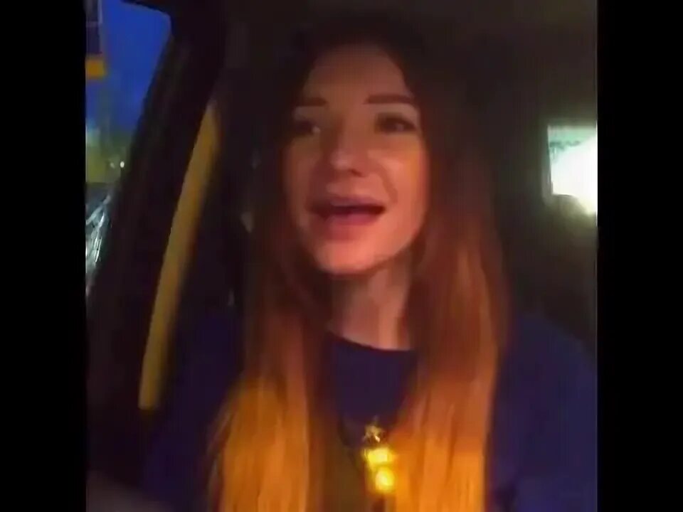 Девушка поет в машине песню