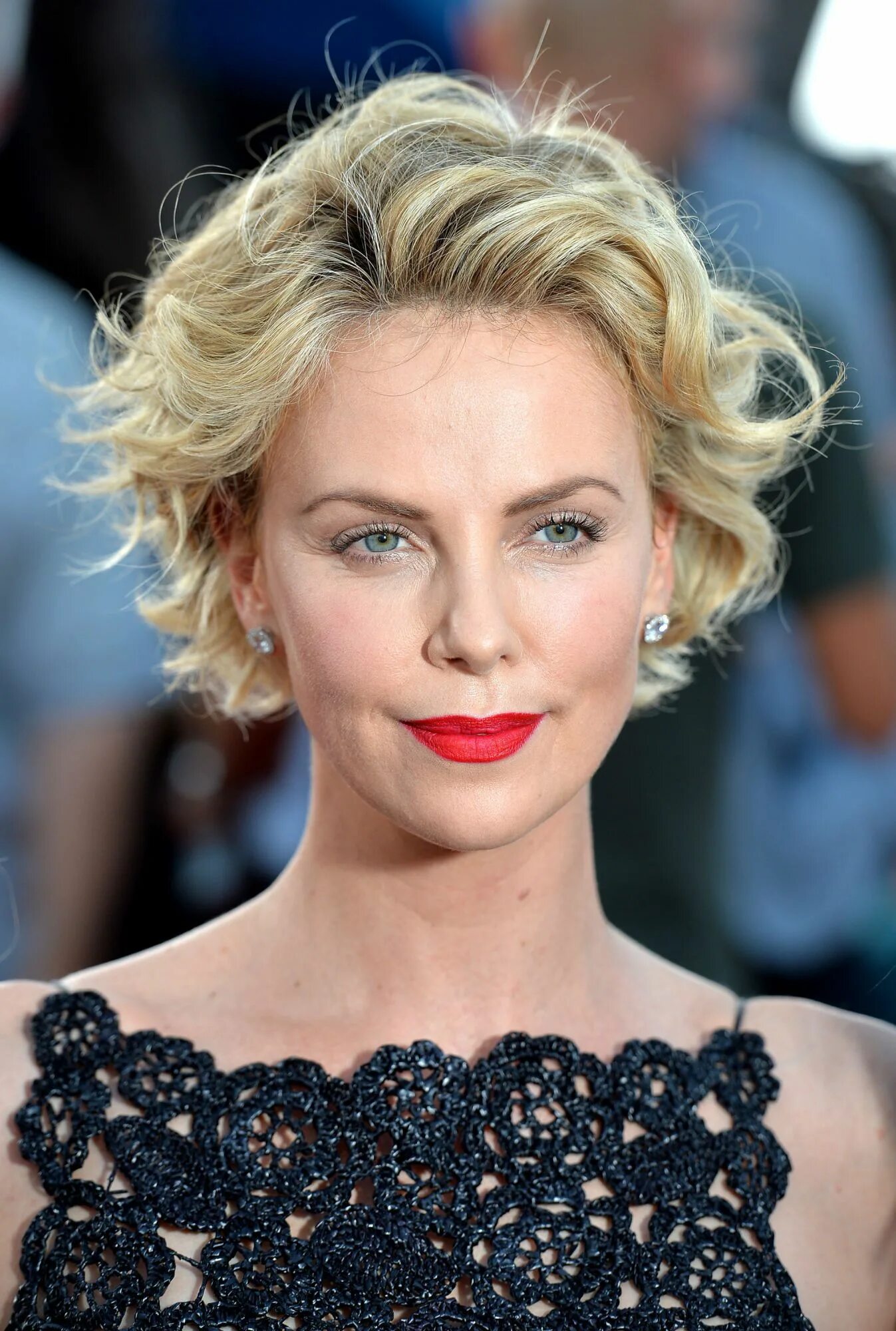 Charlize Theron Hairstyles for thin hair, Charlize theron photos, Charlize thero