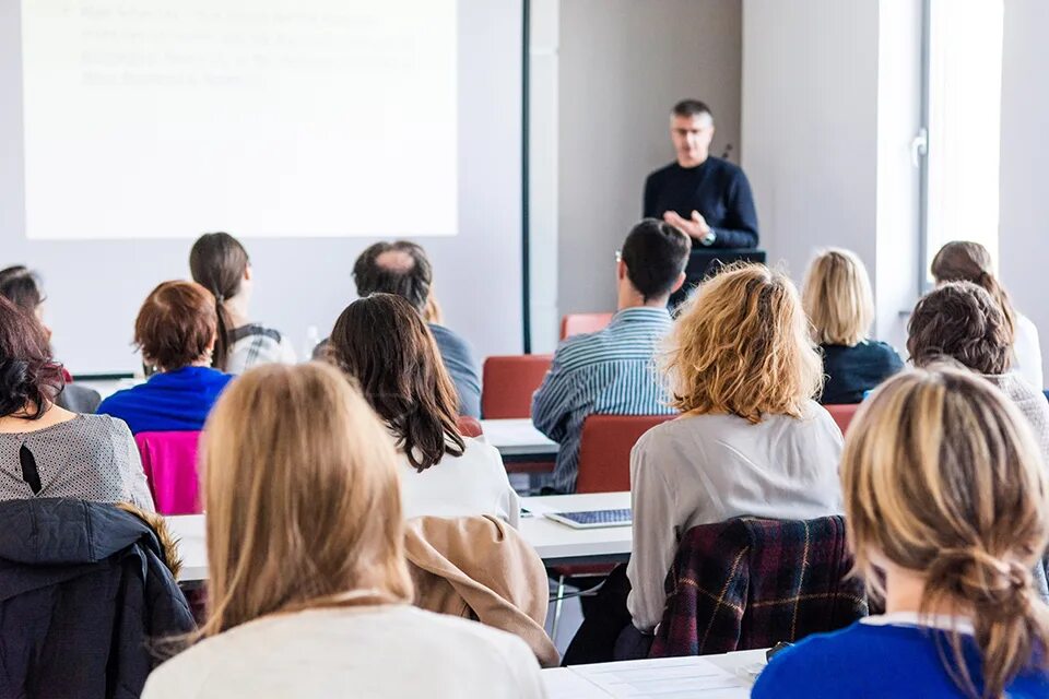 Проведение человека. Преподавание в вузе. Занятия в аудитории. Семинар в вузе. Семинар тренинг.