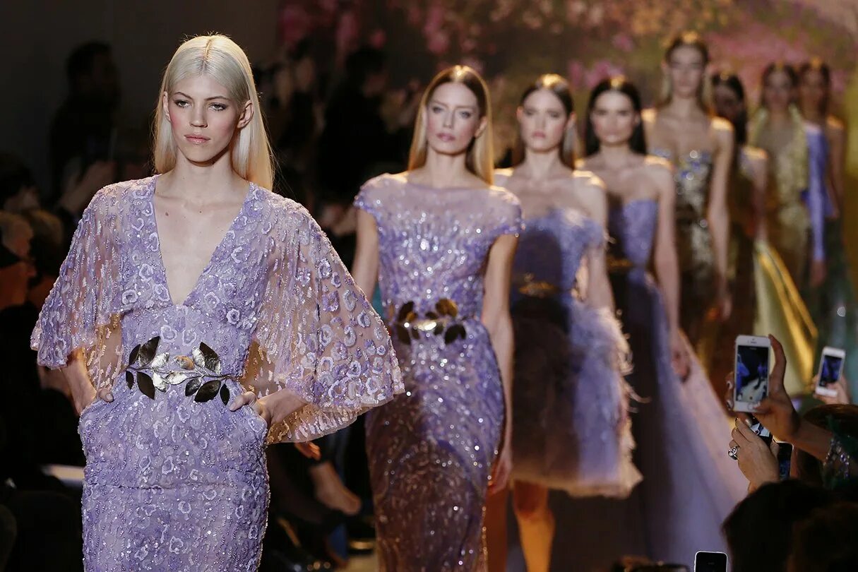 Модельеры франции. Дизайнер карл лагерфельд. Пьер карден. Коко шанель дом моды в париже. Юбер де живанши 2018.