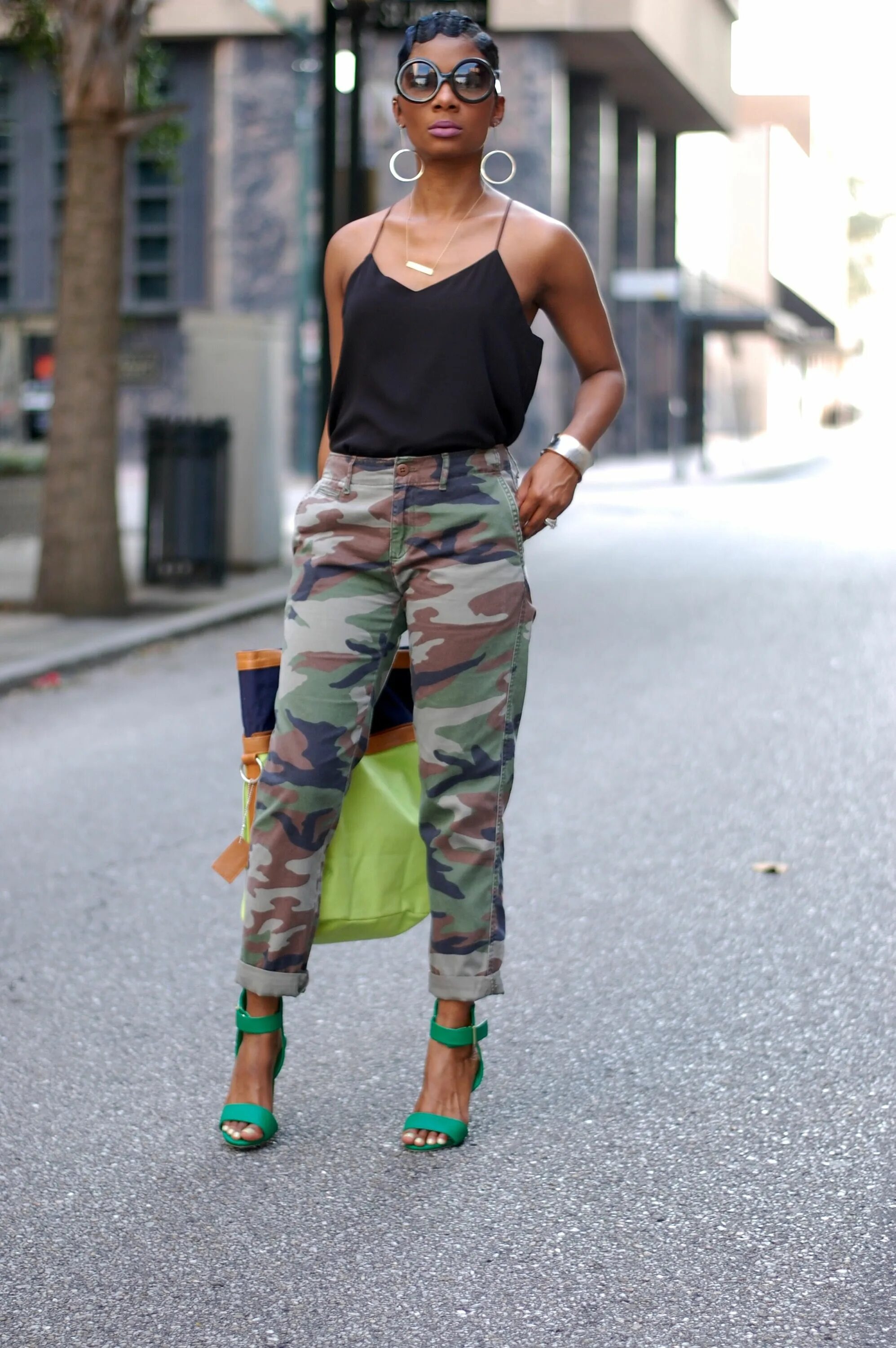 Куртка камуфляж и джинсы. Детский лук с камуфляжными брюками. Герасимов в камуфляже. Девушка в стиле милитари. Джинсы женские камуфляжные узкие.