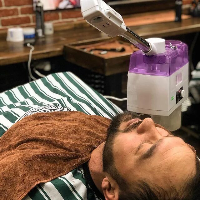 Барбершоп мигель. Мафиози барбершоп мурманск северное нагорное. Барбершоп 38. Барбершоп 38. Красивые руки парикмахера.