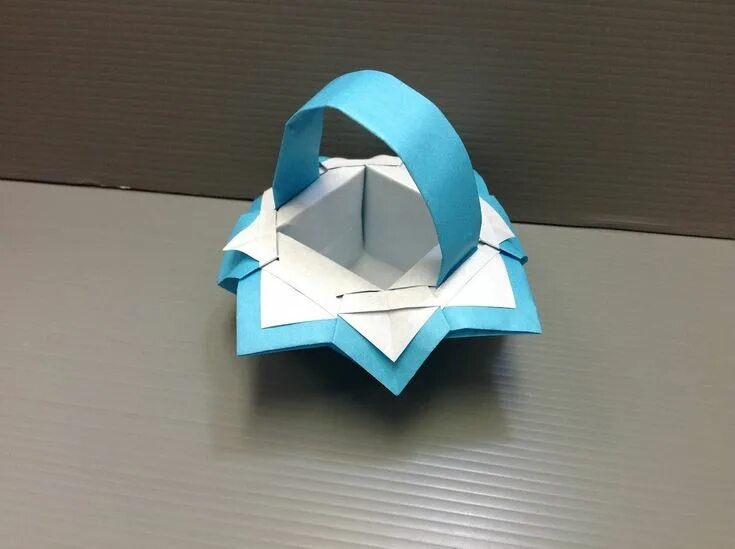 Объемная корзинка из бумаги. Корзина для цветов оригами. Корзиночка оригами. Корзинка оригами простейшая. Оригами корзинка.