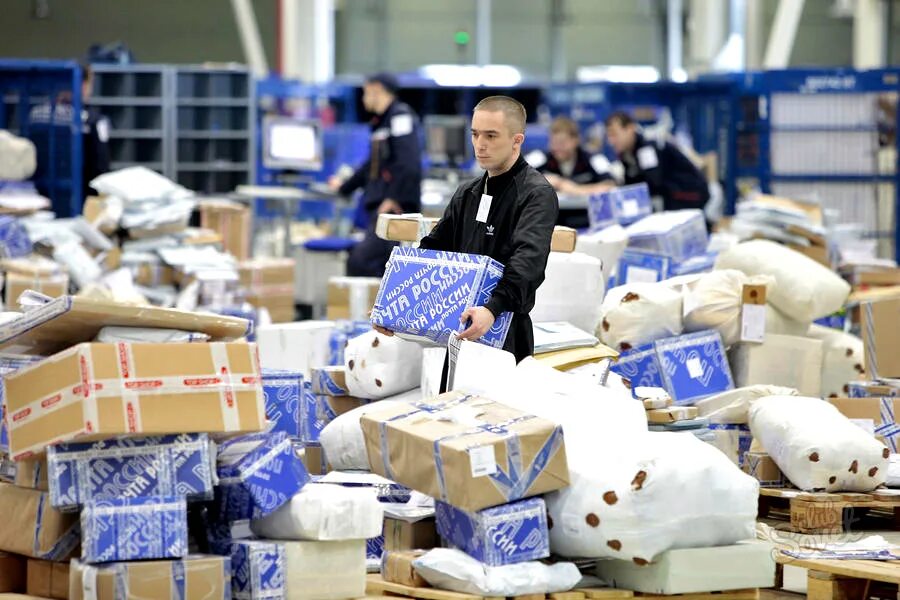 Сортировщик почтовых отправлений. Сдэк сортировочный центр люберцы. Почта россии склад. Центр сортировки посылок. Сортировочный центр посылок.