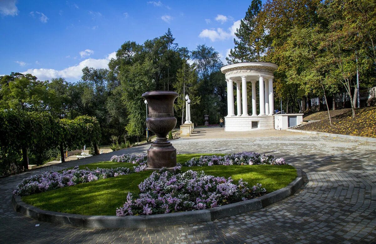 Парк Valea Morilor Кишинев. Ротонда в Кишиневе.