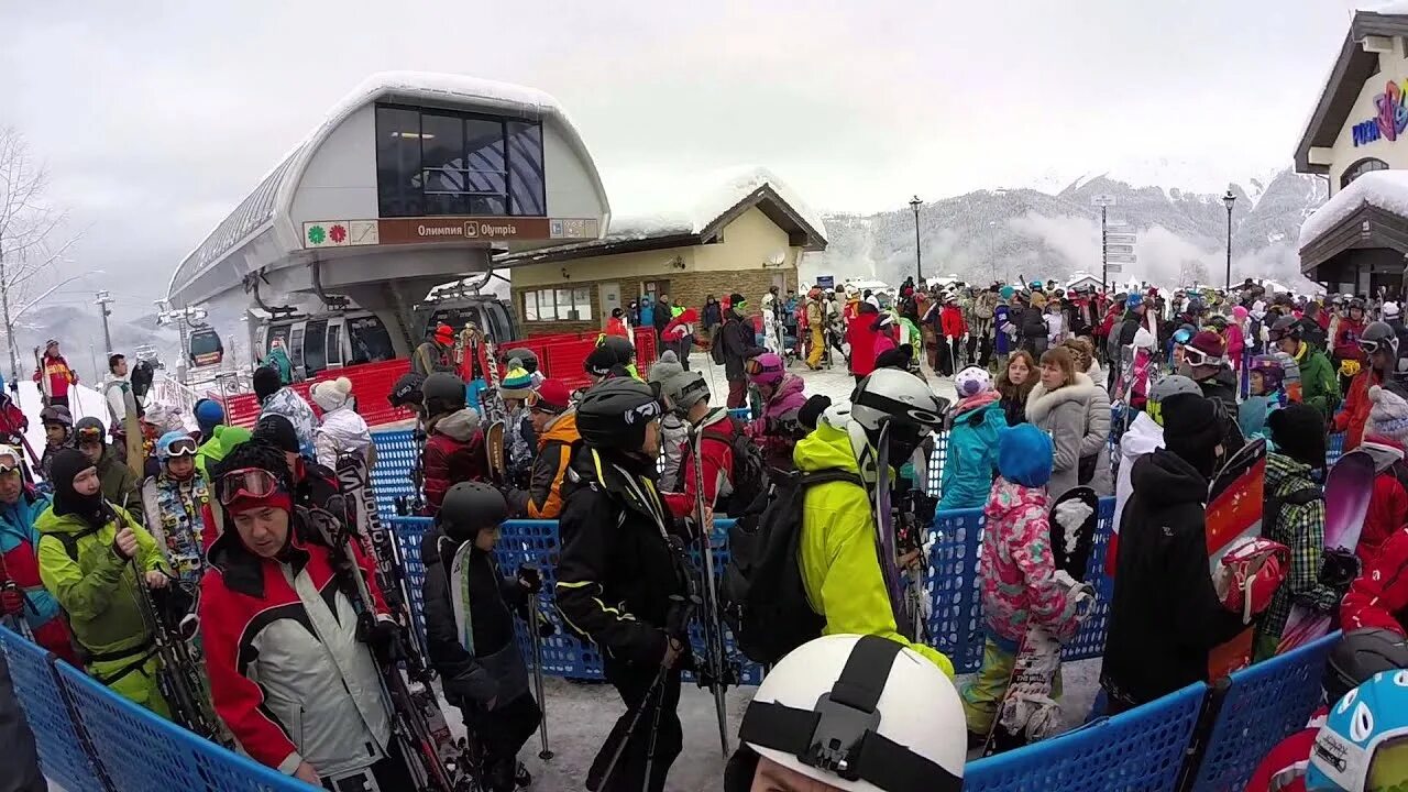 Роза хутор очереди на подъемник. Очереди на красных. Роза хутор очереди на подъемник. Сочи роза хутор очередь на подъемник. Красная поляна очередь на подъемник 2022.