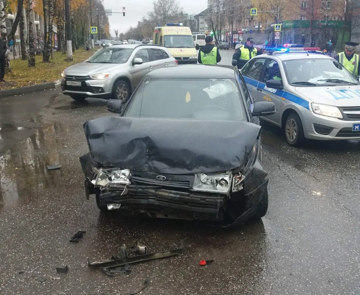 Бнкоми происшествия сыктывкар. Авария в Сыктывкаре сегодня на Коммунистической. БНК ДТП Сыктывкар на сегодня. БНКОМИ происшествия ДТП вчера Сыктывкар. БНК Коми новости на сегодня в Сыктывкаре происшествия.