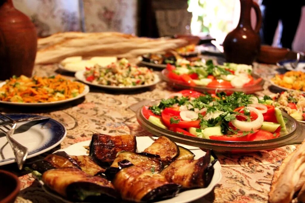 баже грузинская кухня. грузия хинкали застолье. грузинские обычаи нальчик меню. грузинский новогодний стол. чакапули.