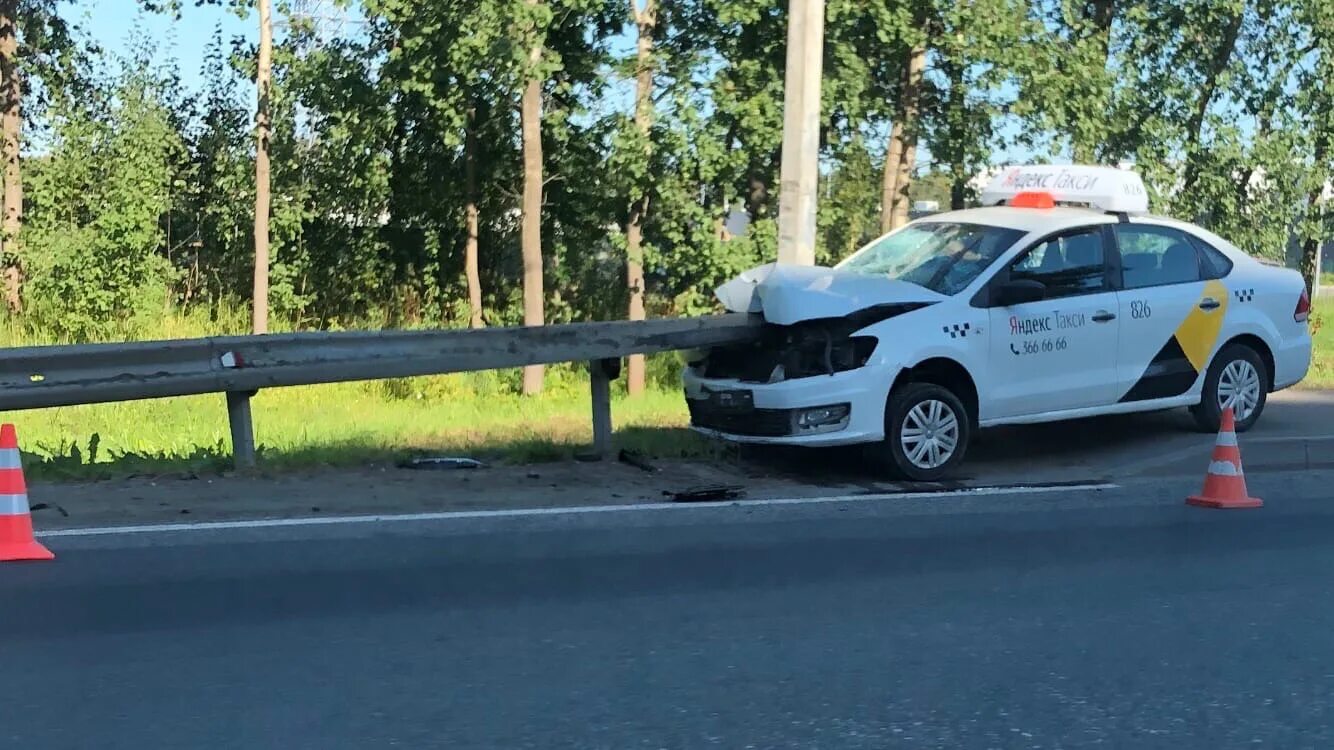 Отбойник аварии. Машина наехала на отбойник. Авария Фольксваген поло такси.