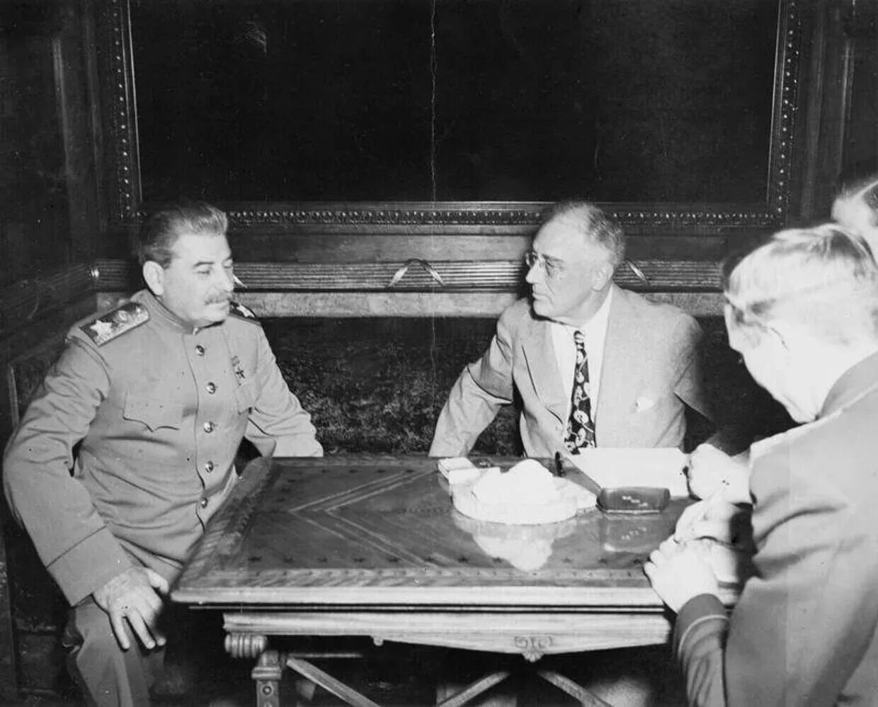 Ялта 1945 Черчилль Рузвельт Сталин. Сталин Черчилль и Рузвельт в Ялте. Сталин Рузвельт и Черчилль на Ялтинской конференции. Рузвельт Франклин Ялтинская конференция