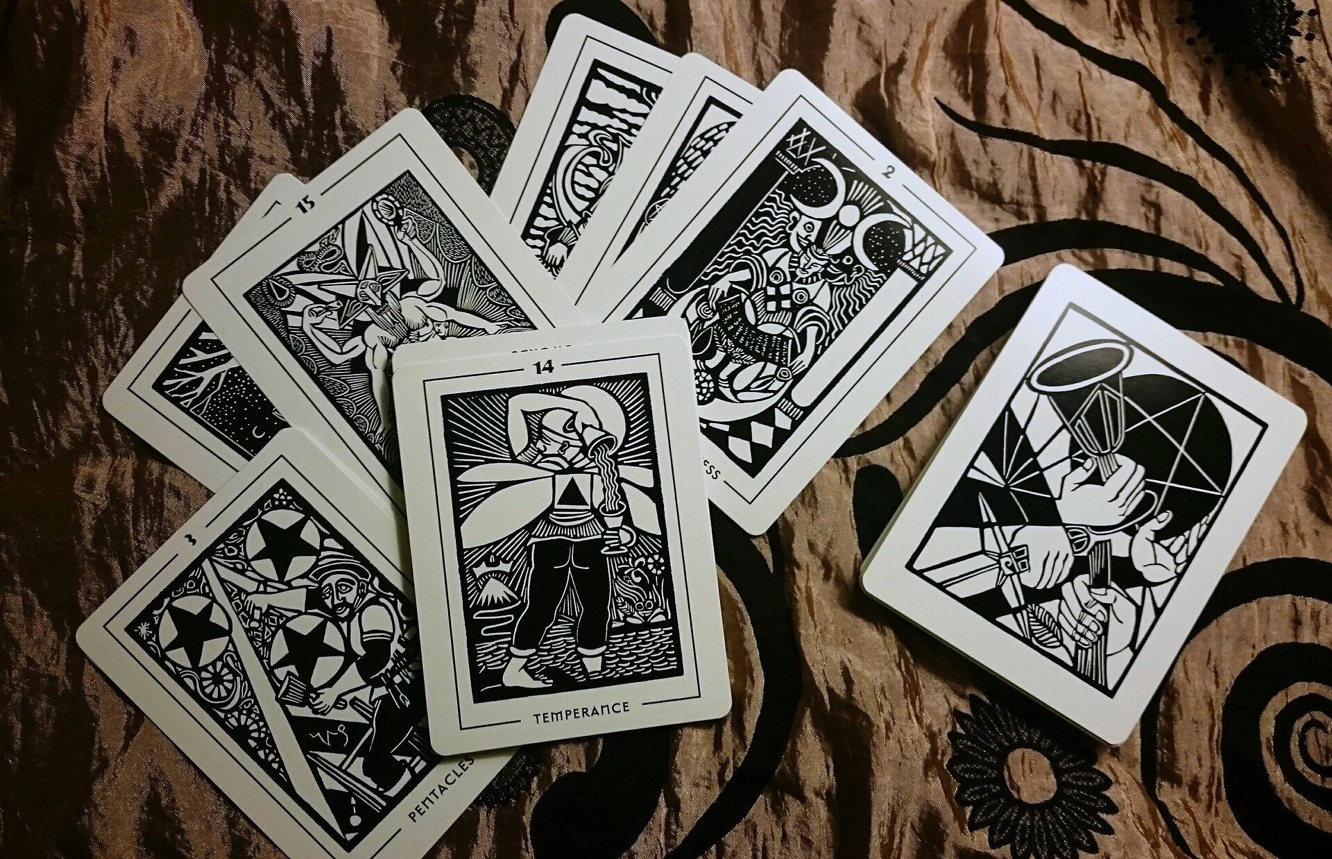 Карты таро знаешь. Минималистичная колода таро. минималистичные колоды таро. таро черно-белое. карты таро черно белые.