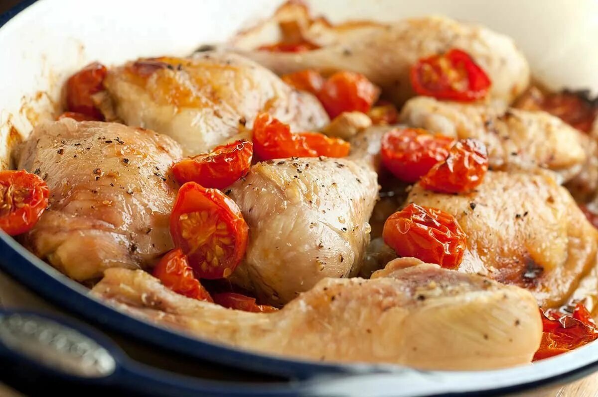 Блюда из курицы и овощей. Курица с помидорами. Курица запеченная с помидорами. Курица в духовке с помидорой. Курица с паприкой в духовке.