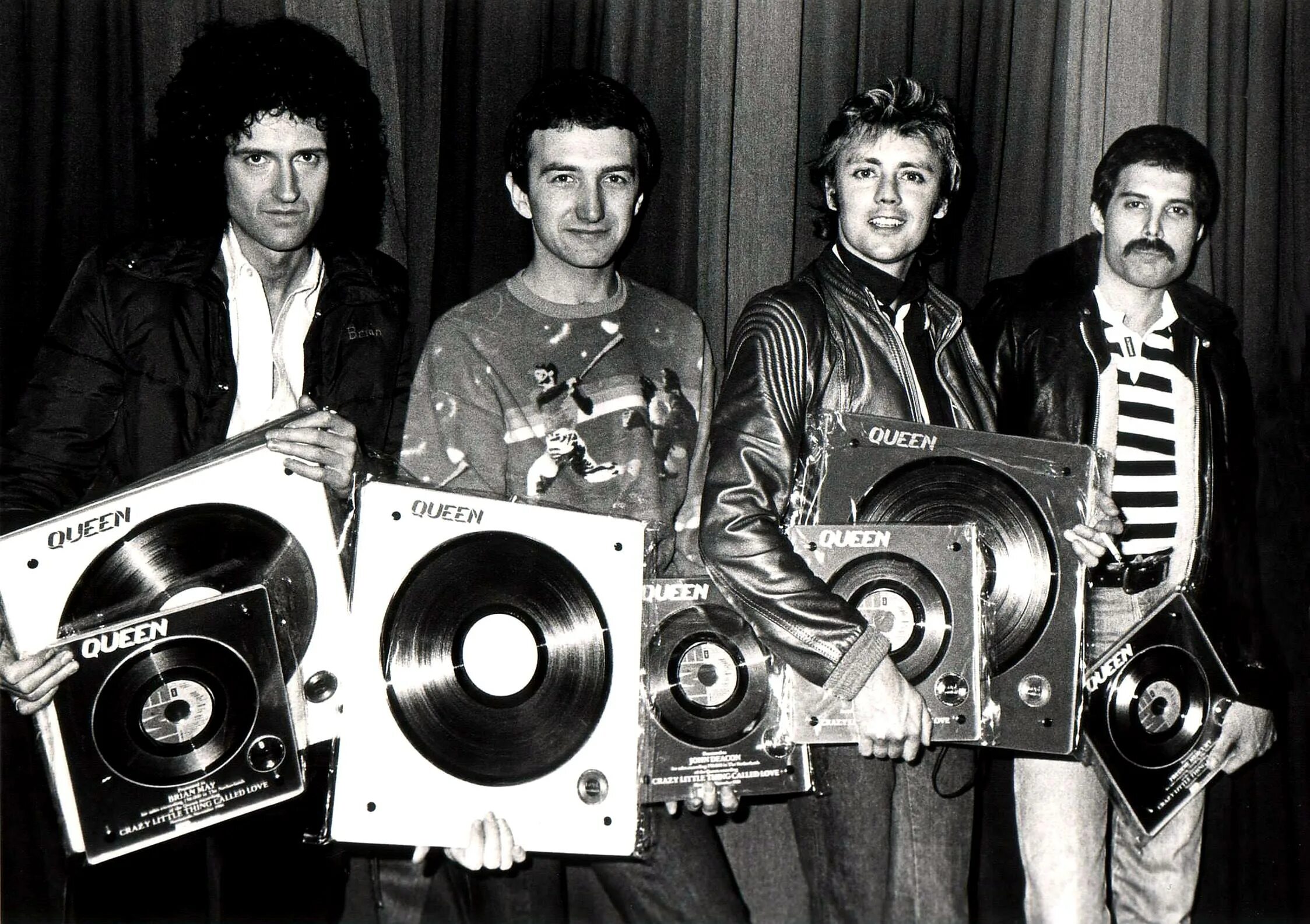 Queen over. Группа Queen. Группа Queen 1991. Группа Queen 70s. Джон Дикон и Фредди Меркьюри 1980.