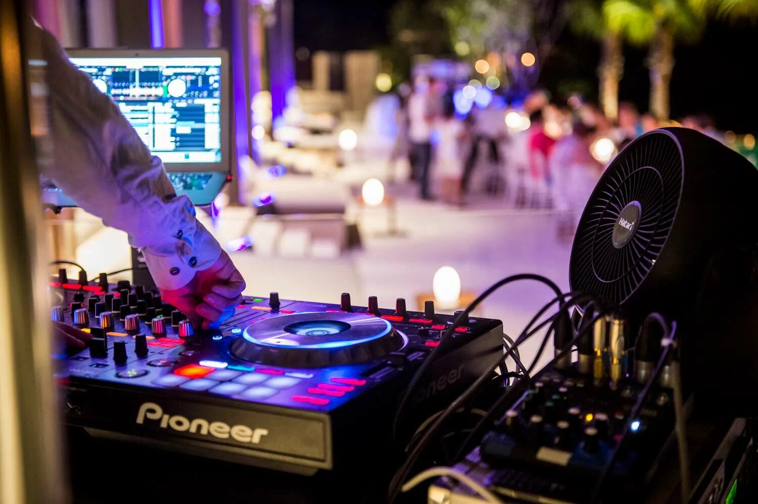 Диджей кавер. Диджей event. dj на мероприятие. музыкальное оборудование. диджей на мероприятие с оборудованием.