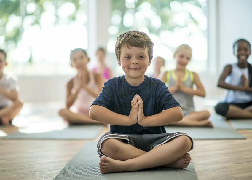 Йога для детей. Детские занятия йогой. Йога подростки. "Медитации для детей". Медитации родители