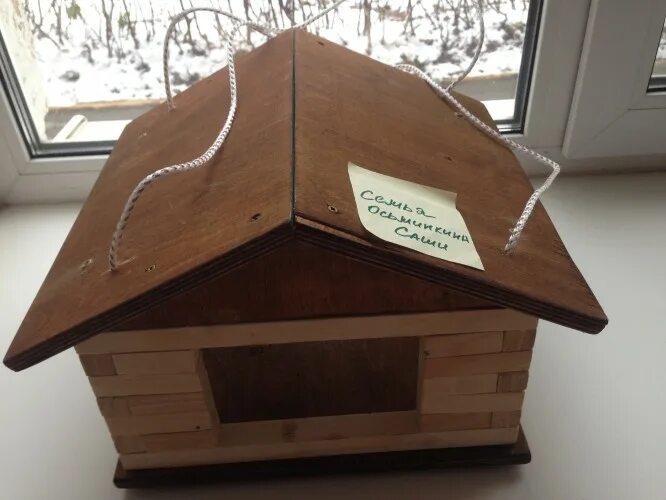 новогодняя кормушка для птиц. кормушка в сад. оригинальное название кормушки. конструкция кормушки для птиц. двухэтажная кормушка.