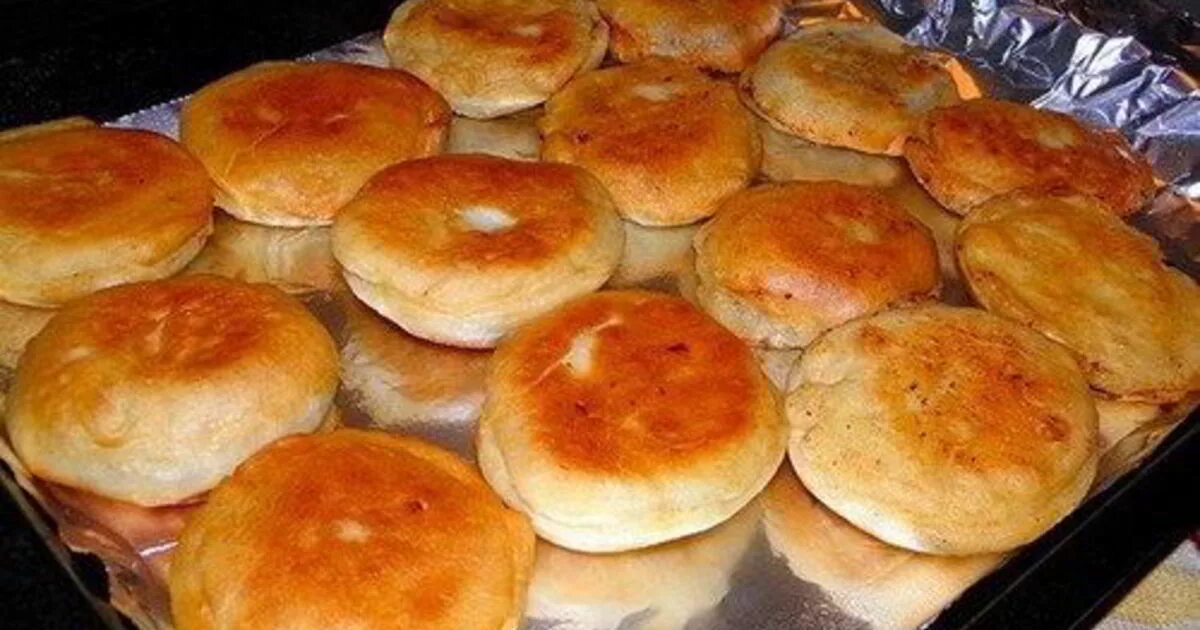 Беляши в тесте в духовке. Беляши на дрожжевом тесте в духовке. Беляши из дрожжевого теста. Вак беляш башкирское блюдо. Беляши перемячи.