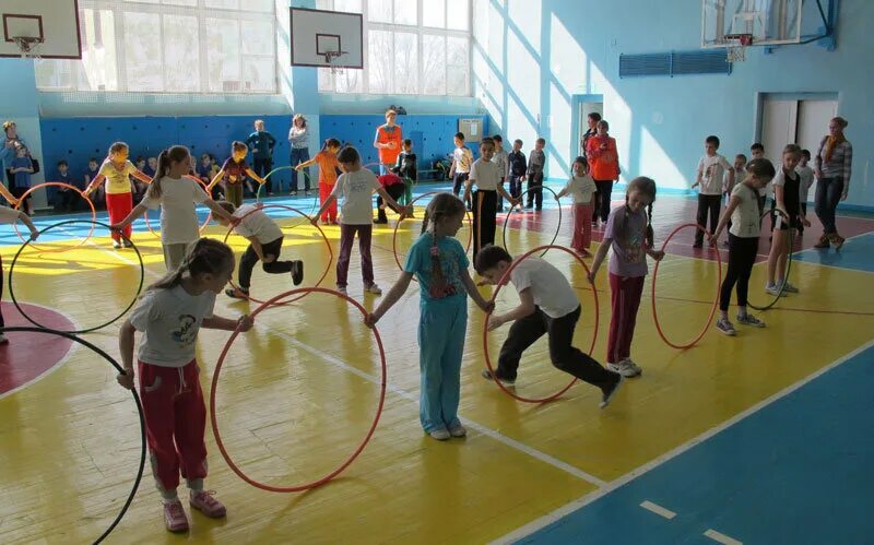 Урок физической культуры. Спортивные соревнования школьников. Спортивные игры в школе. Школьные спортивные мероприятия.