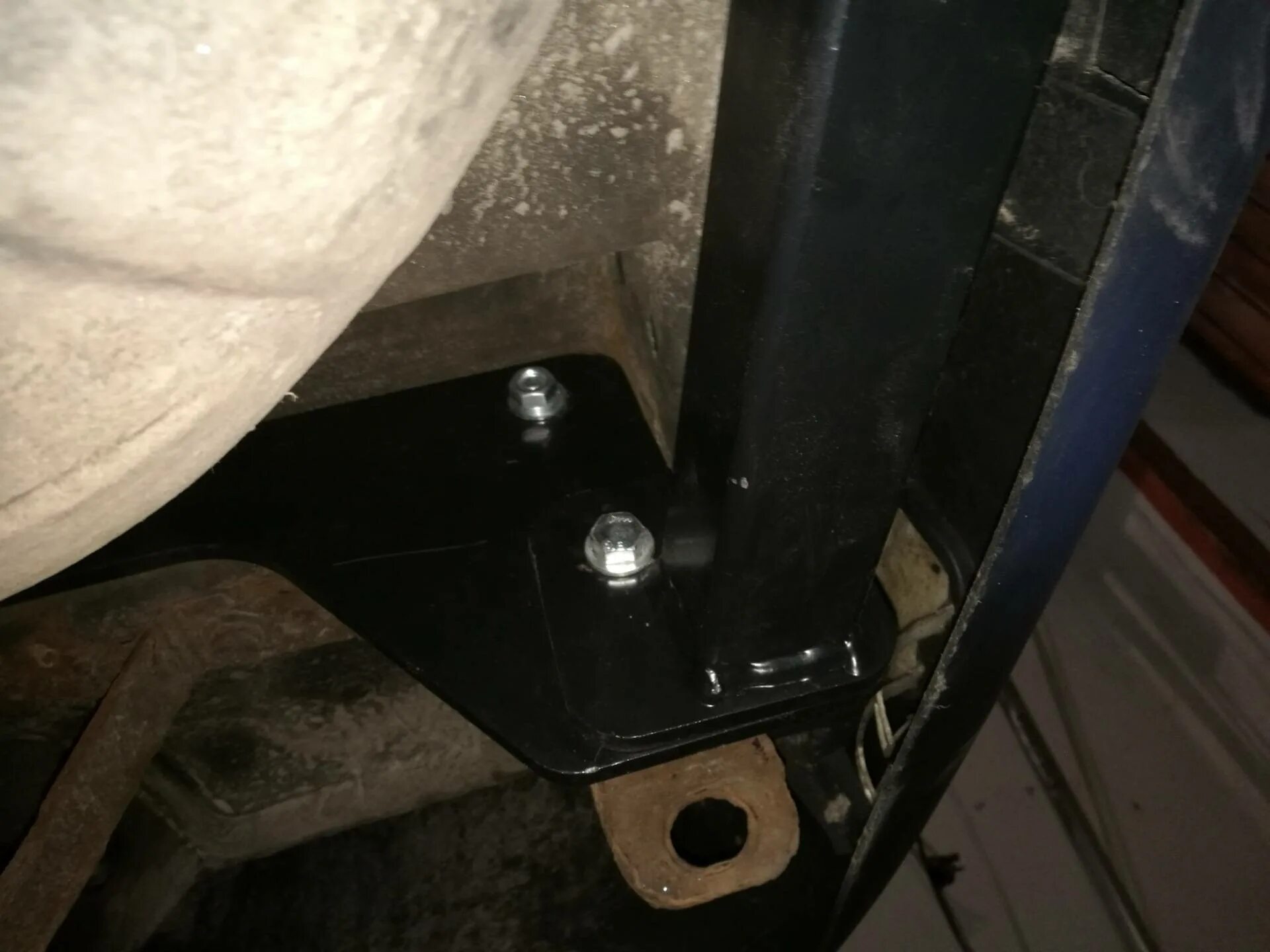 Фаркоп рено лагуна 1. Фаркоп рено логан степвей 2020. Фаркоп рено логан 1. Крепление фаркопа на рено логан 2. Фаркоп рено логан 1.