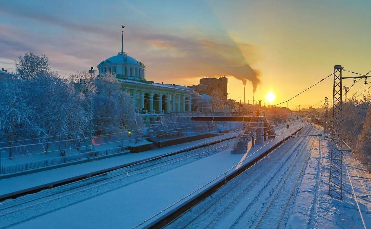 Мурманск железная дорога. Вокзал Мурманск платформы. Железнодорожный вокзал Мурманск зимой. ЖД вокзал Мурманск зима. ЖД вокзал Апатиты зимой.