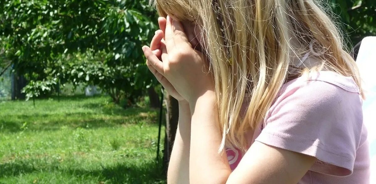 Малолетних одноклассниц. С одноклассницей 16 лет на даче. маленькая девочка рассказывает о произошедшем. моя одноклассница плачет. одноклассники девочки выполняют.