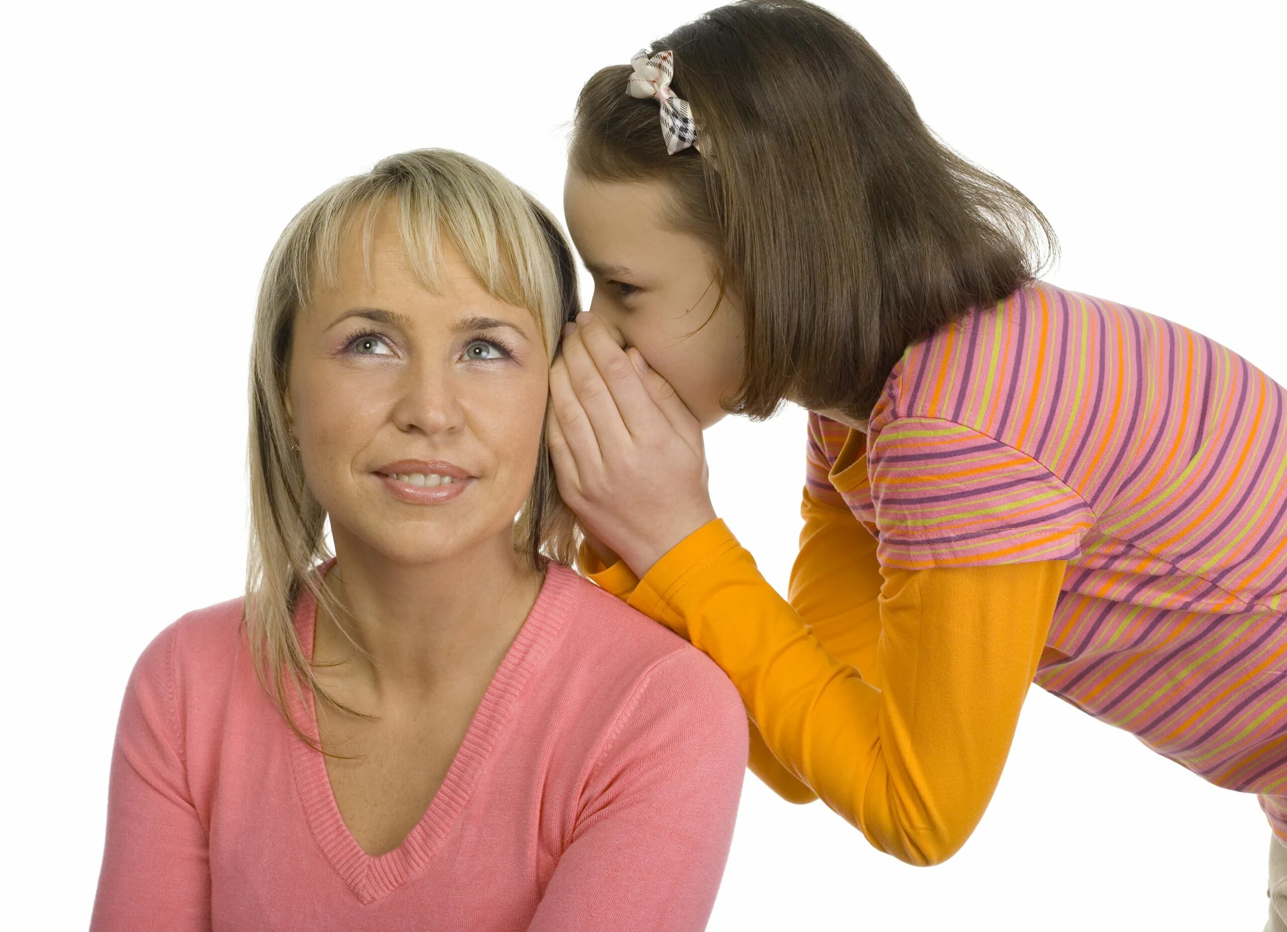 Ребенок говорит. Родители и дети. Ребенок шепчет на ухо. Дети с родителями. Ребенок дарит цветы маме.