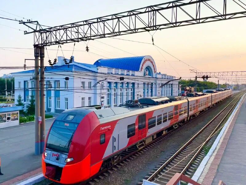 Станция псков пассажирский. Электропоезд ласточка курган екатеринбург. Ласточка каменск-уральский екатеринбург. Каменск-уральский жд вокзал экспонат поезда. Поезд ласточка екатеринбург каменск уральский.