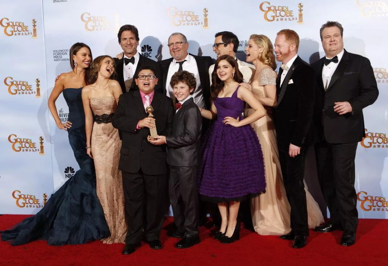 Modern Family Cast 2012. Золотой Глобус групповое фото. 2012 cast