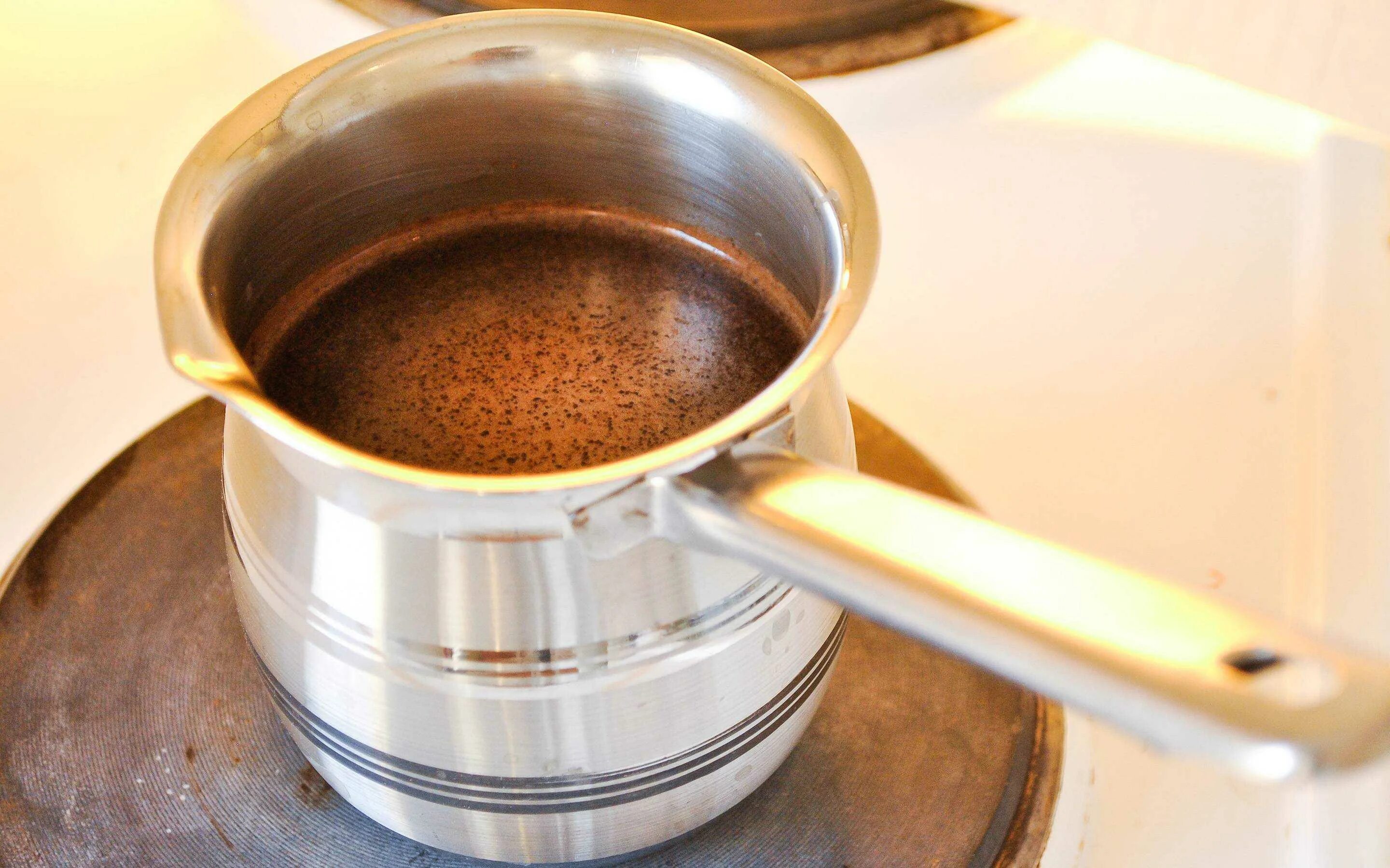 Кофе для варки в турке. Кастрюлька с кофе. Сотейник для кофе. Кофе в турке. Как сварить кофе в электрической