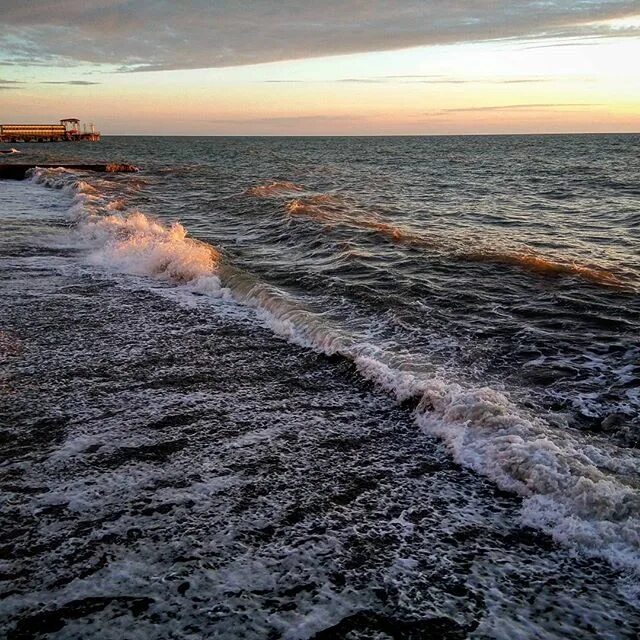 Вода в сочи в октябре. Адлер море. Море в Сочи в октябре. Закаты в Сочи в октябре. Волнение моря в Адлере.