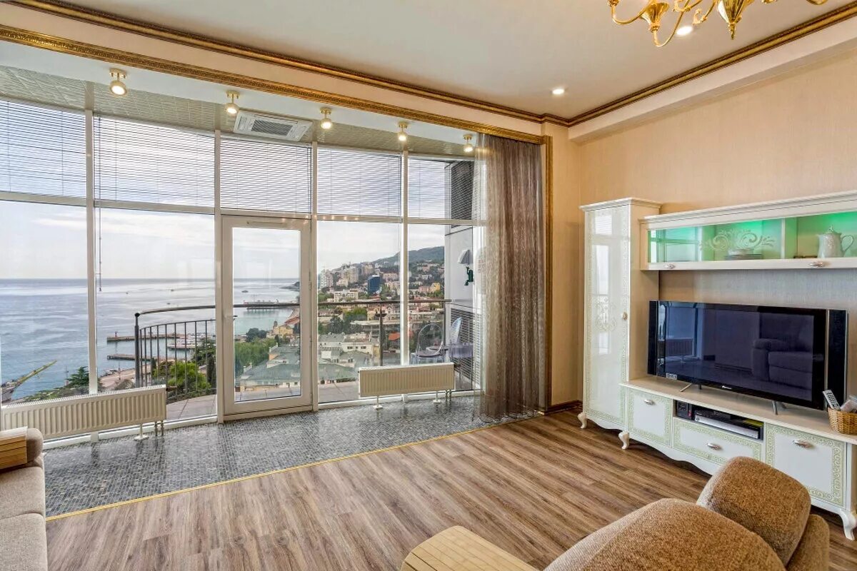 Купить 2х квартиру в сочи. Квартира с панорамными окнами. Квартира с видом на море. Апартаменты с видом на море. Студия с панорамными окнами.
