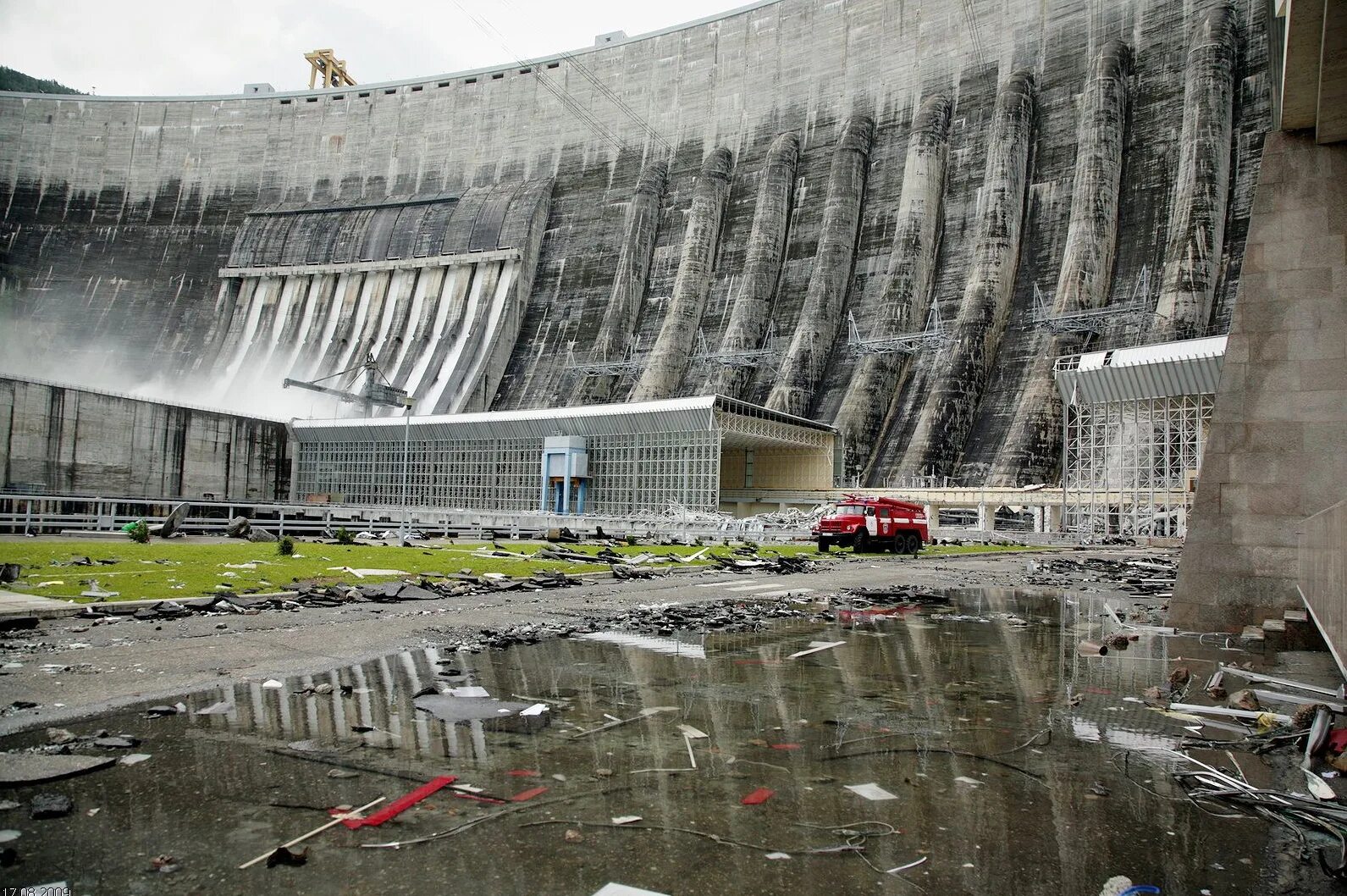 Саяно-Шушенская ГЭС авария. Катастрофа на Саяно-Шушенской ГЭС. Саяно-Шушенская ГЭС авария 2009. Саяно Шушенская ГЭС после аварии.