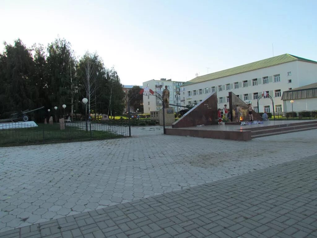Достопримечательности города агрыз республики татарстан. Памятники в агрызе. Ледовый дворец агрыз. Парк победы агрыз. Парк победы агрыз.