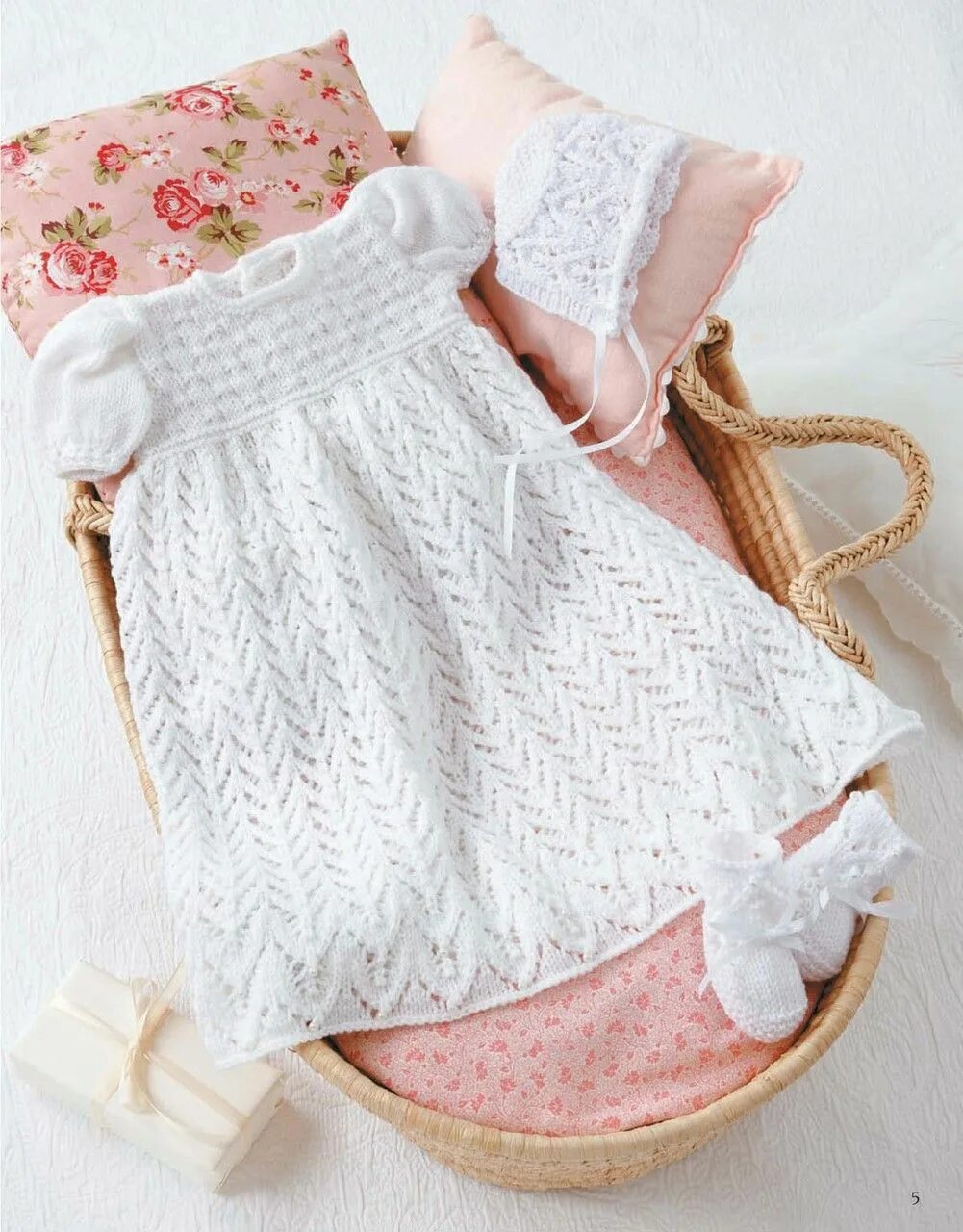 Вязаные костюмчики для новорожденных. Связать платье новорожденной девочке. Вязаное платье для девочки. Вязаное платье для новорожденной девочки. Ажурные костюмчики для новорожденных.