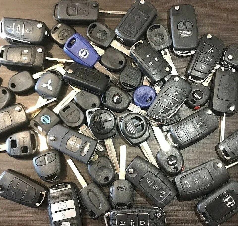 Ключи от авто. Ключ авто авито. Ключи от автомобиля. Изготовление автоключей по коду. Автомобильные ключи фото эстетика.