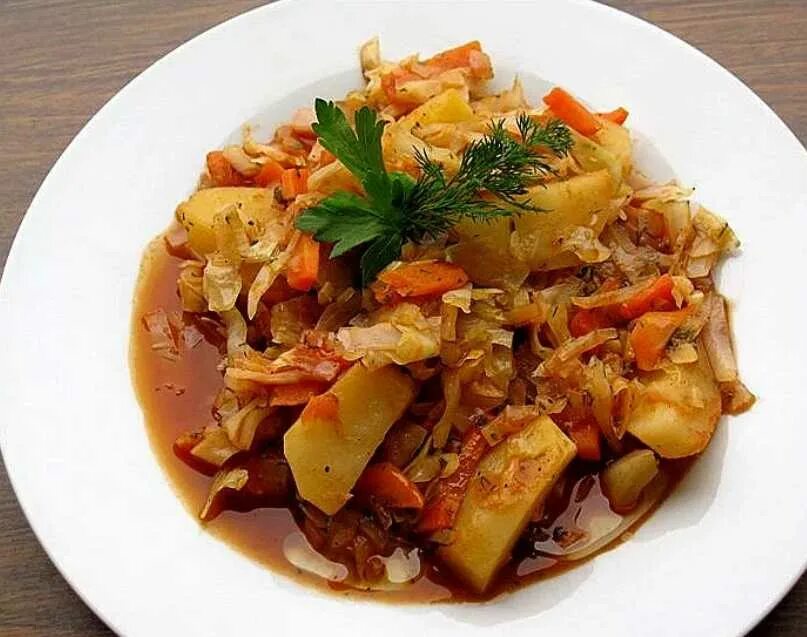 Рагу с тушенкой фото красивое. Как сварить щи с тушенкой. Рагу с тушенкой и капустой. Овощное рагу с капустой и картошкой. Рагу с тушенкой и капустой.