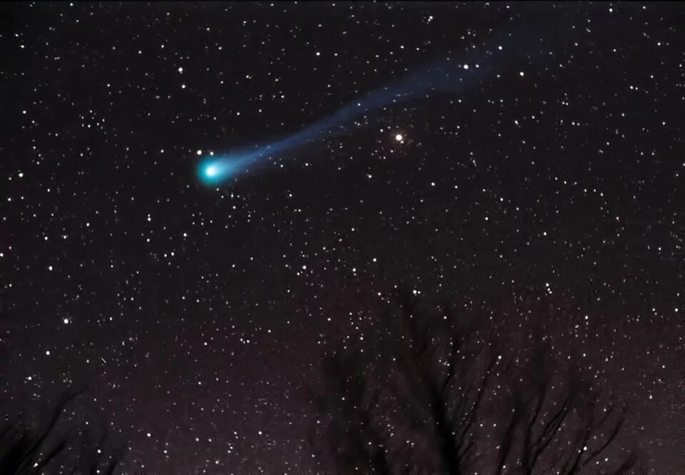 Комета астрофото. Хвостатая комета 1998. C/1995 o1 (хейла — боппа). Комета леонард. Комета 1996 хейла боппа.