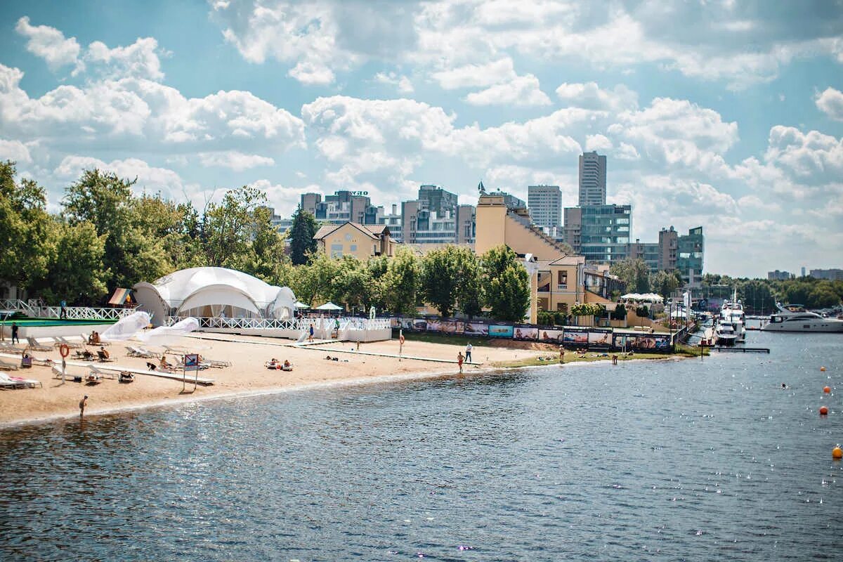 Beach club москвы. Роял бар на водном стадионе. Химкинское водохранилище Водный стадион. Водный стадион Динамо на Химкинском водохранилище. Роял бар Москва.