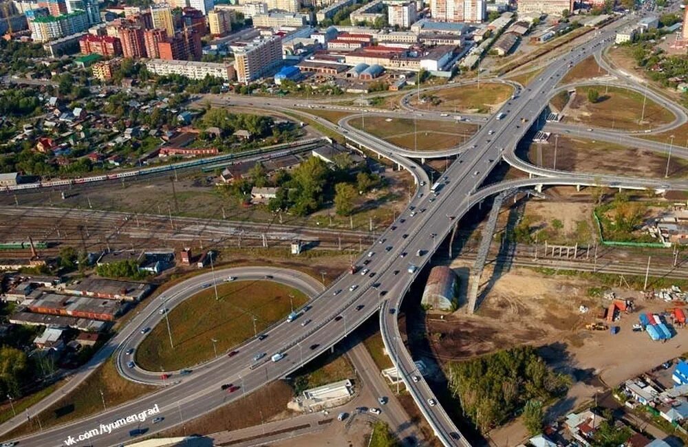 Переезжать ли в тюмень. Стрела путепровод Тюмень. Мост Мельникайте Тюмень. Развязка Мориса Тореза Тюмень. Мост стрела Тюмень.